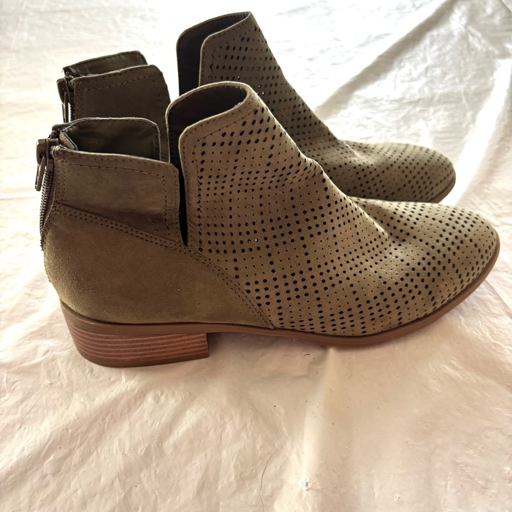 NWOT Francesca's Restricted leather olive green Heeled Booties SZ 8.5 M